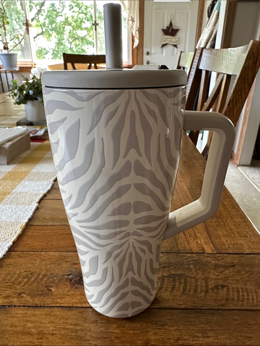 BruMate Era 30oz. Zebra-Pattern Travel Tumbler with Handle - White and Light tan